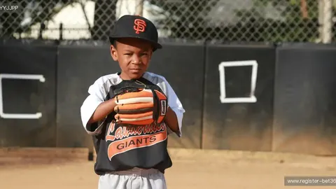 深圳劲旅中卫告别：前国足归化焦点引粉丝感动，深情祝福满溢离场